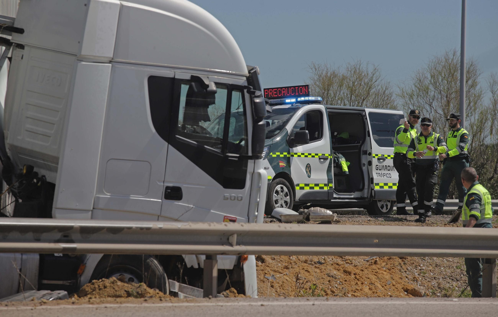 Fotos del camión accidentado en la A-381 a la altura de Puente Romano