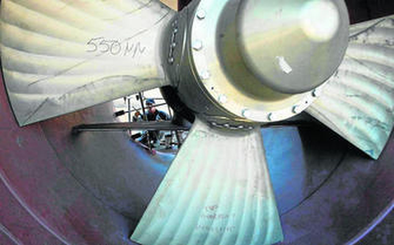 Un trabajador, durante una faena en el astillero de Navantia en Puerto Real.