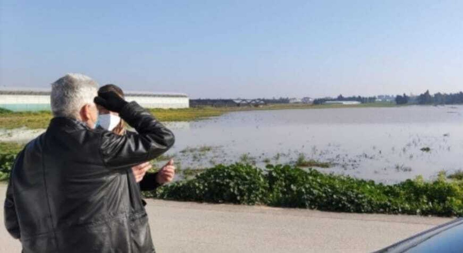 El alcalde, Luis Mario Aparcero, en una visita a la zona inundable de Chipiona.