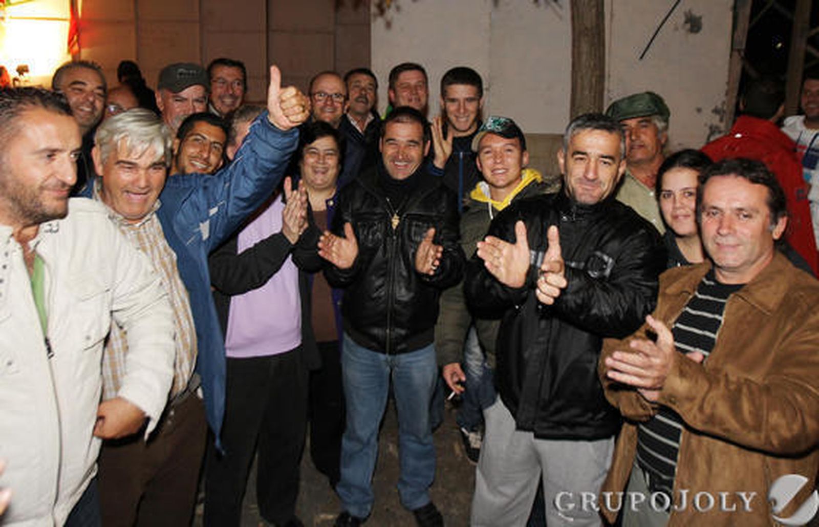 Trabajadores de Urbaser celebran anoche en las instalaciones de El Portal el principio de acuerdo alcanzado entre la empresa y el comité.  Foto: Miguel Angel Gonzalez