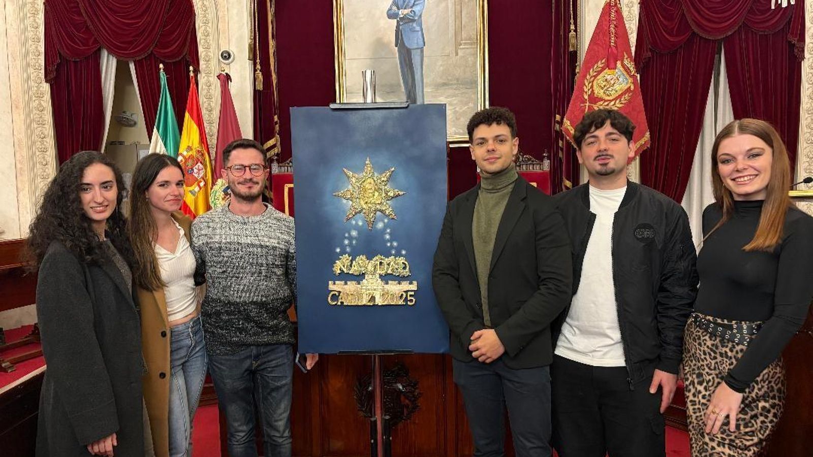 Álvaro Tirado, tras descubrir el cartel de la Navidad 2025, con Laura Cortés, Paula García, Fran Álvarez, Álvaro Collantes y Victoria Navarro.