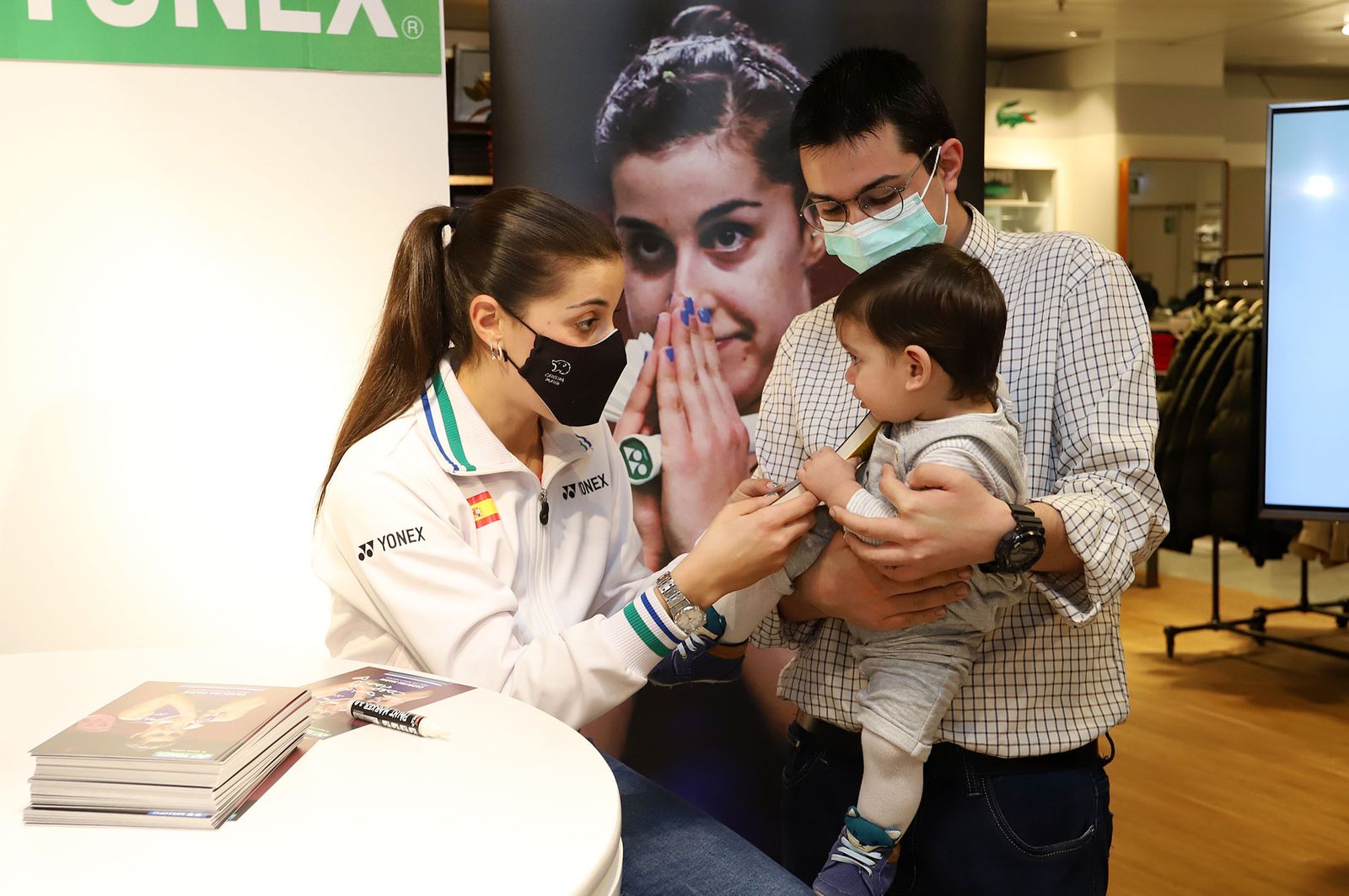 Huelva 2021: Carolina Marín firma autógrafos en el Corte Inglés de Huelva durante el Mundial de Bádminton