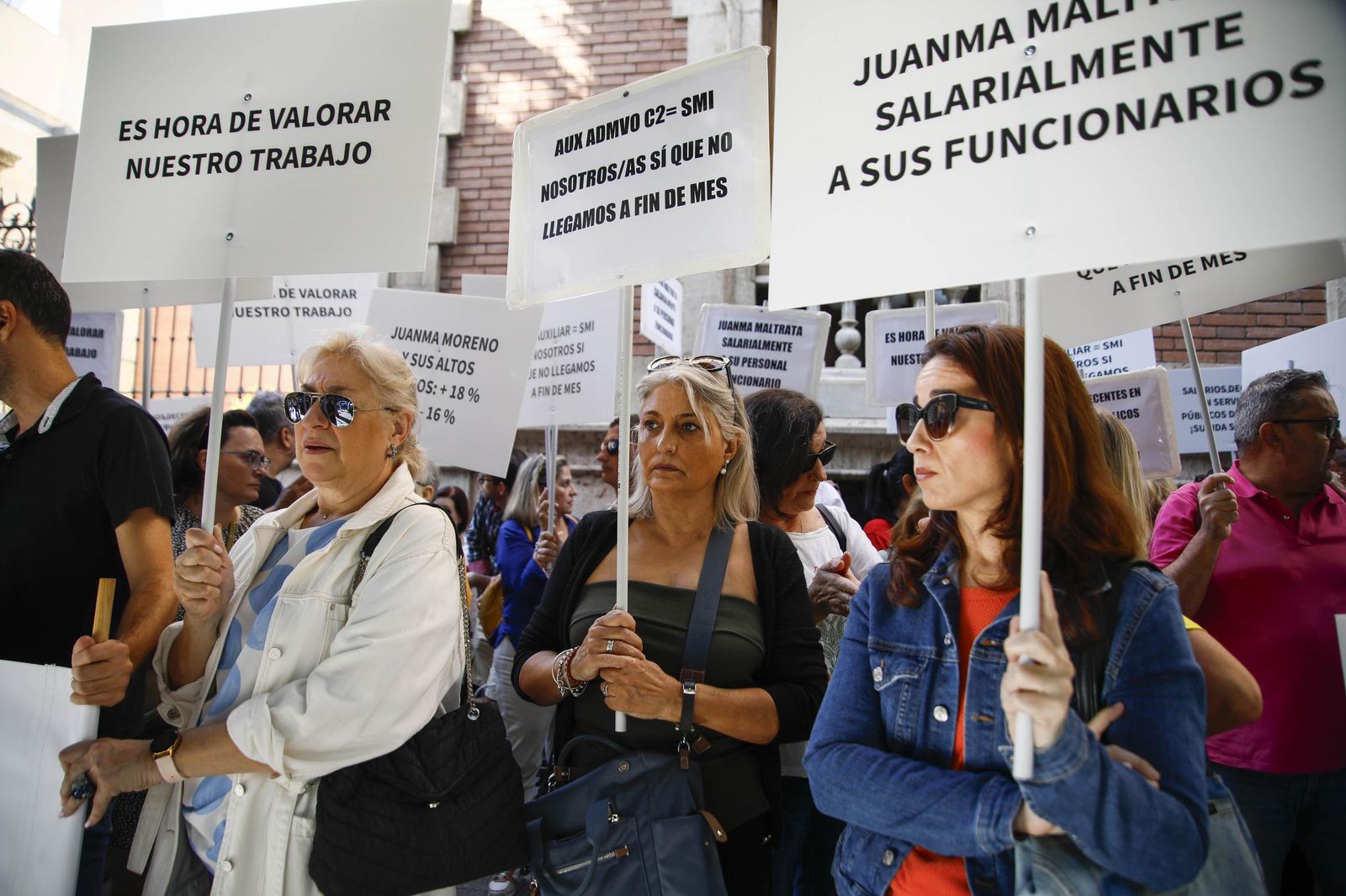 Las imágenes de la concentra para reclamar mejoras laborales para el personal funcionario de la Junta de Andalucía en Almería