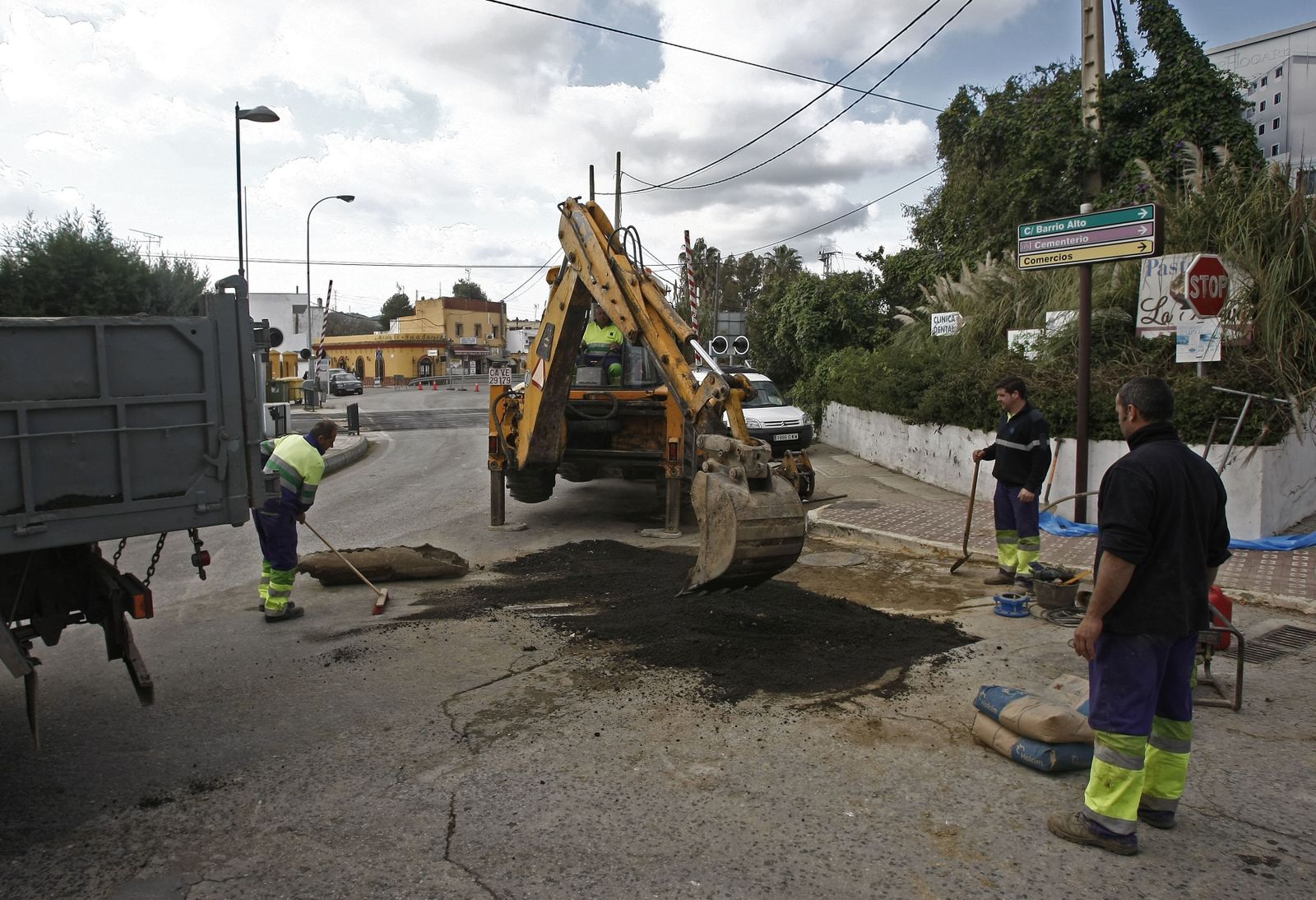 Trabajadores de la empresa pública comarcal Arcgisa reparan una avería en el municipio de San Roque en una imagen de archivo.