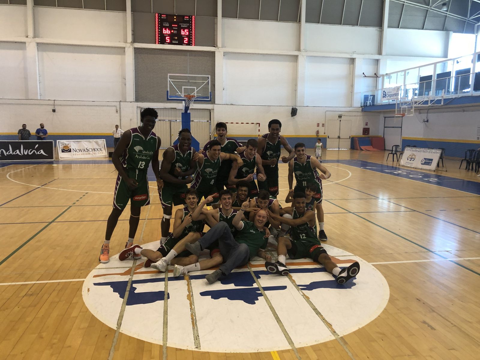 Los juniors del Unicaja celebran el triunfo.