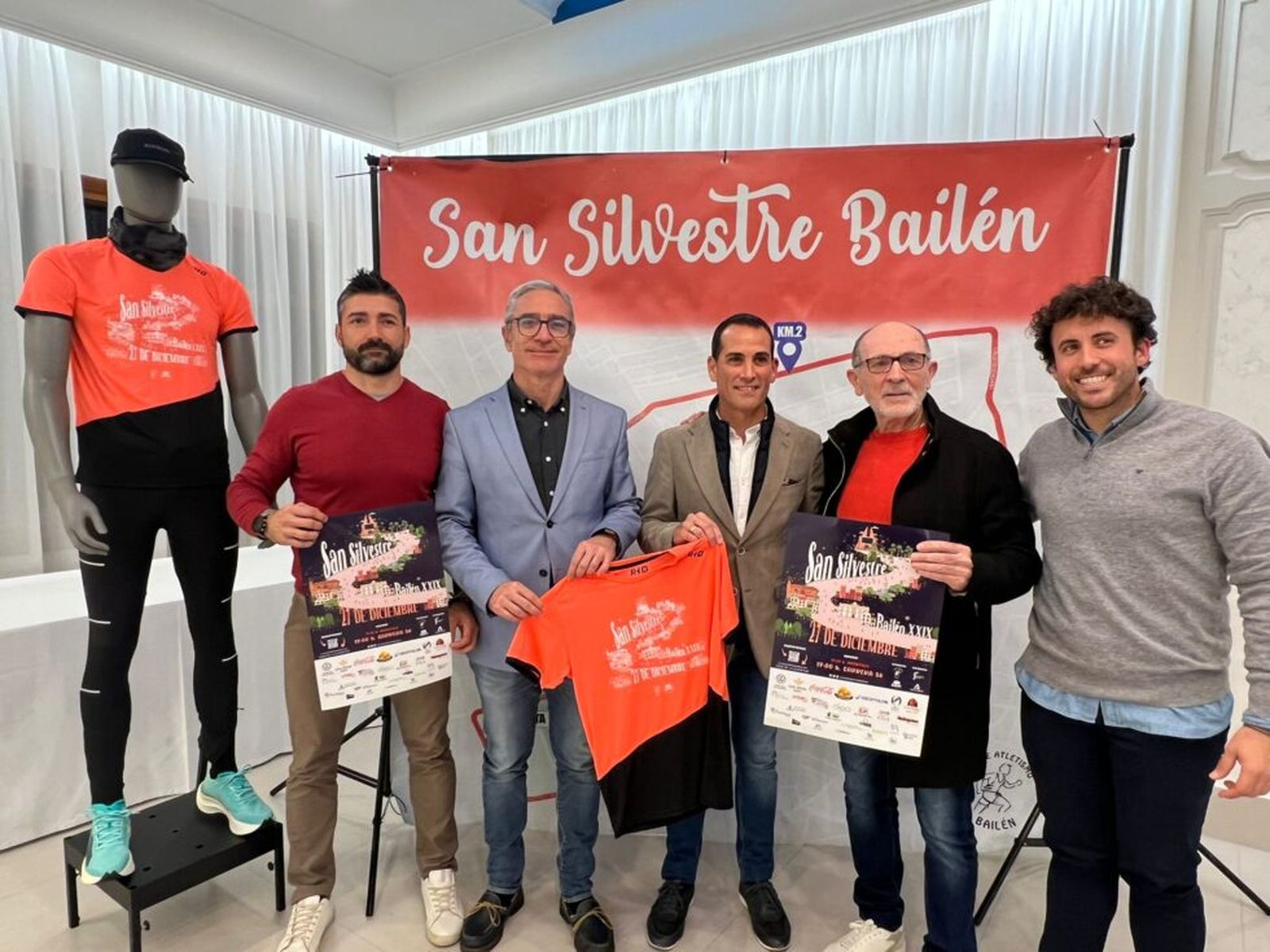 Foto de familia en la presentación del evento.
