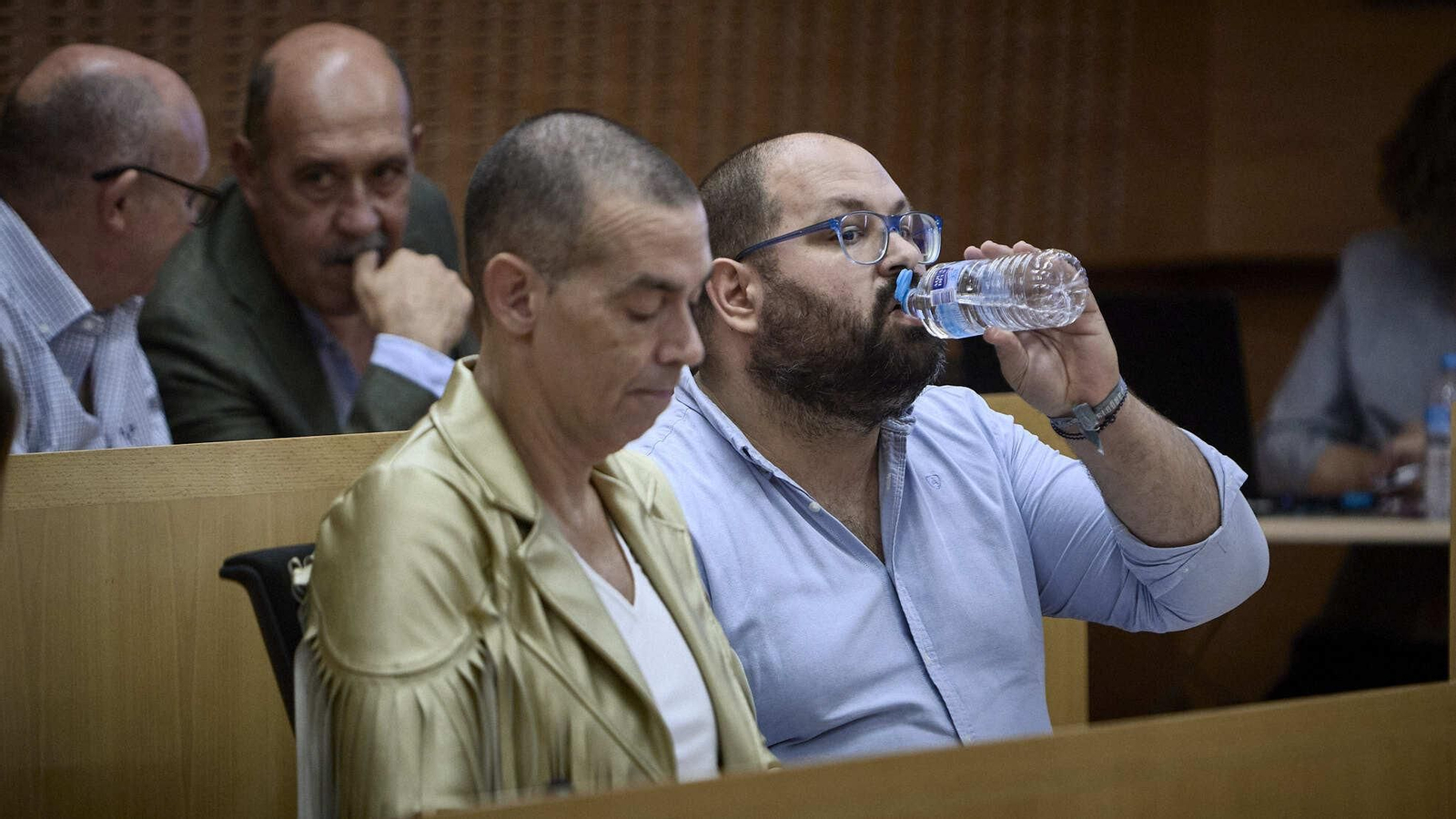 El portavoz del PP, Javier Bello (a la derecha) durante un pleno municipal.