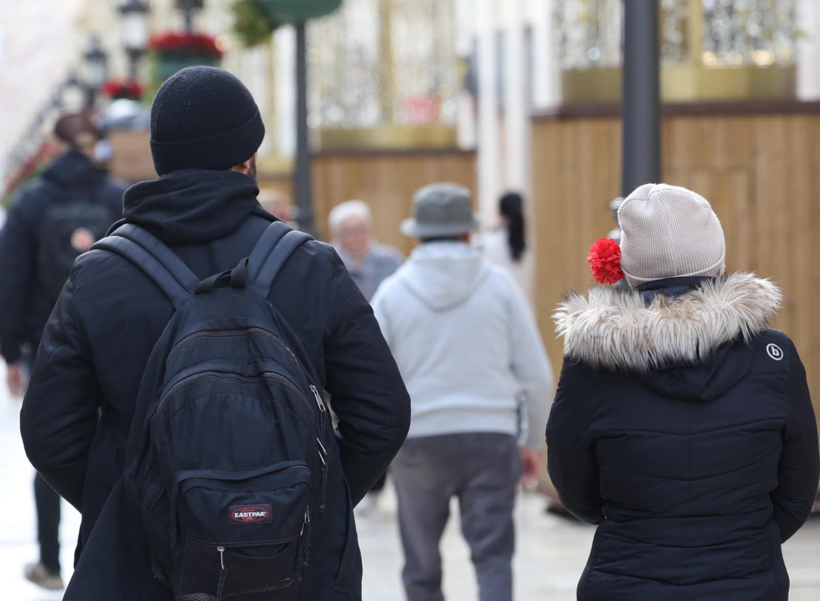 Dos personas muy abrigadas, este viernes, por Málaga capital.