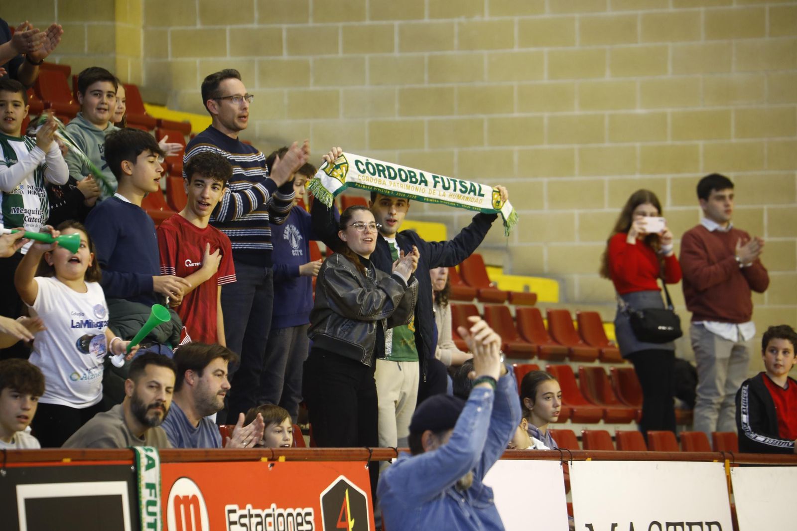 Las mejores fotos del ambiente en Vista Alegre para el Córdoba Futsal - Noia