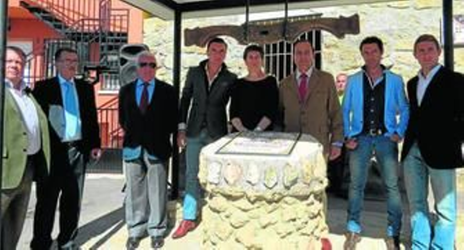 El alcalde, los toreros Casquinha y Octavuo Chacón y el ganadero de Escolar, ante el azulejo conmemorativo.