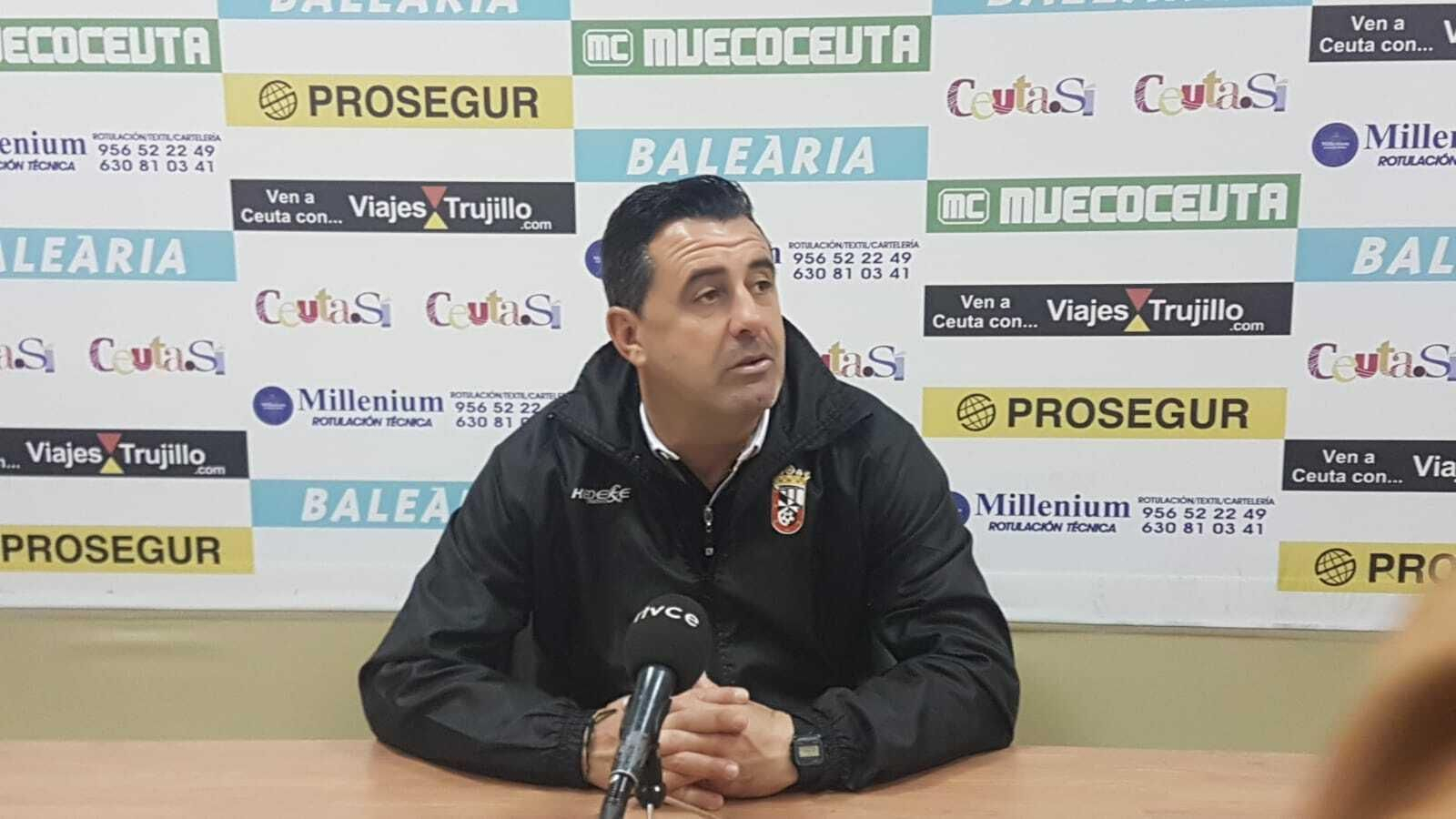 El técnico caballa, Juan Ramón Martín, comparece ante los medios.