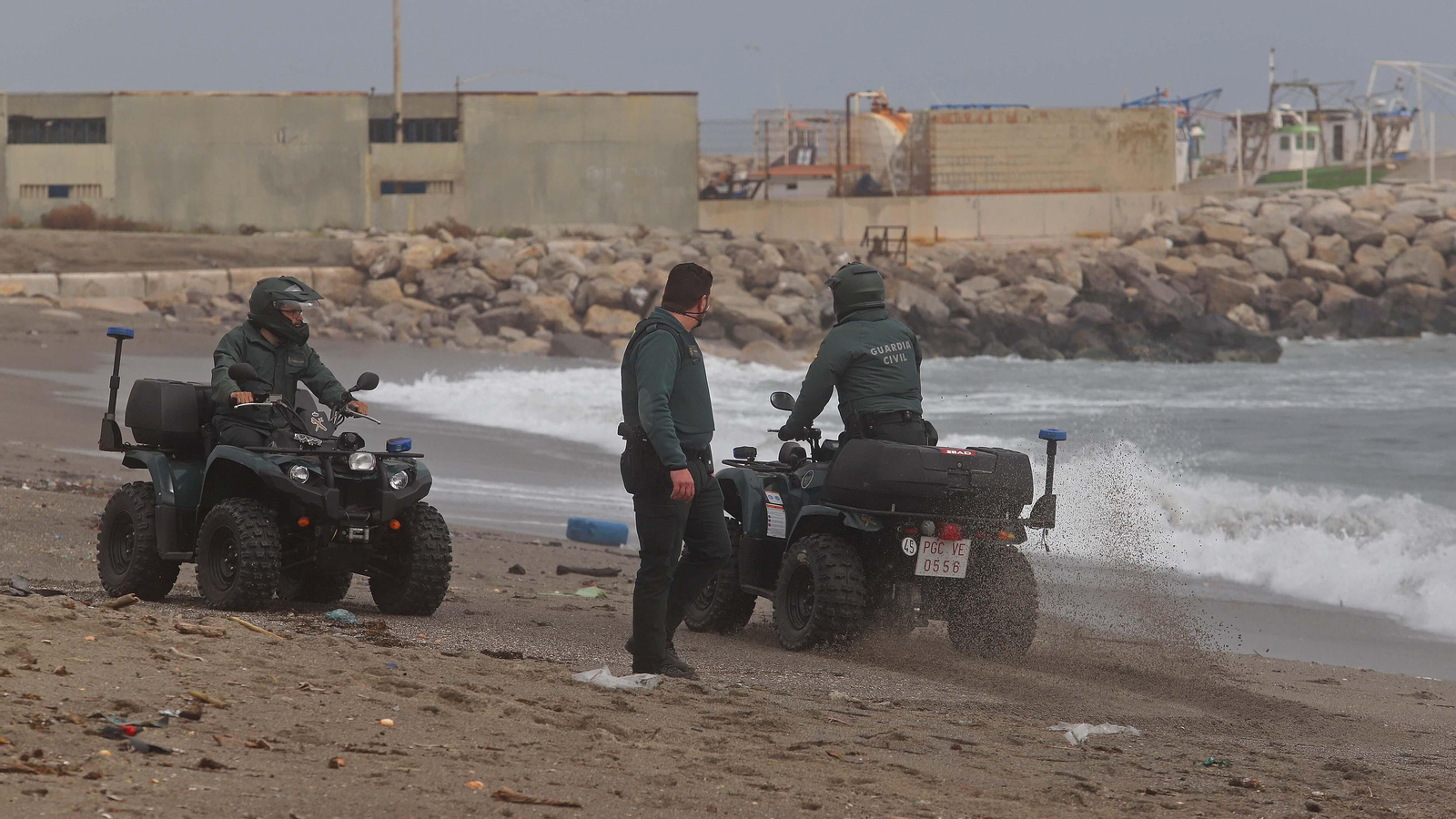 Busqueda de fardos de hachís en La Línea