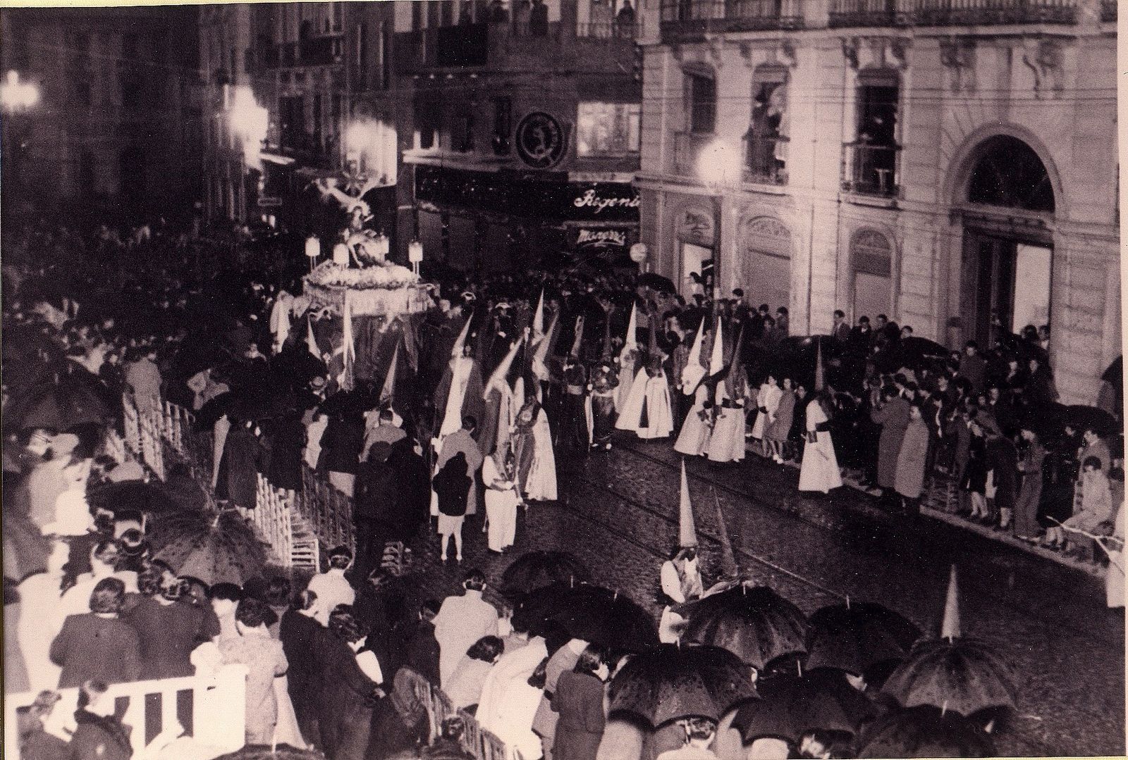 Santa María de la Alhambra por la tribuna de Reyes Católicos en 1944.
