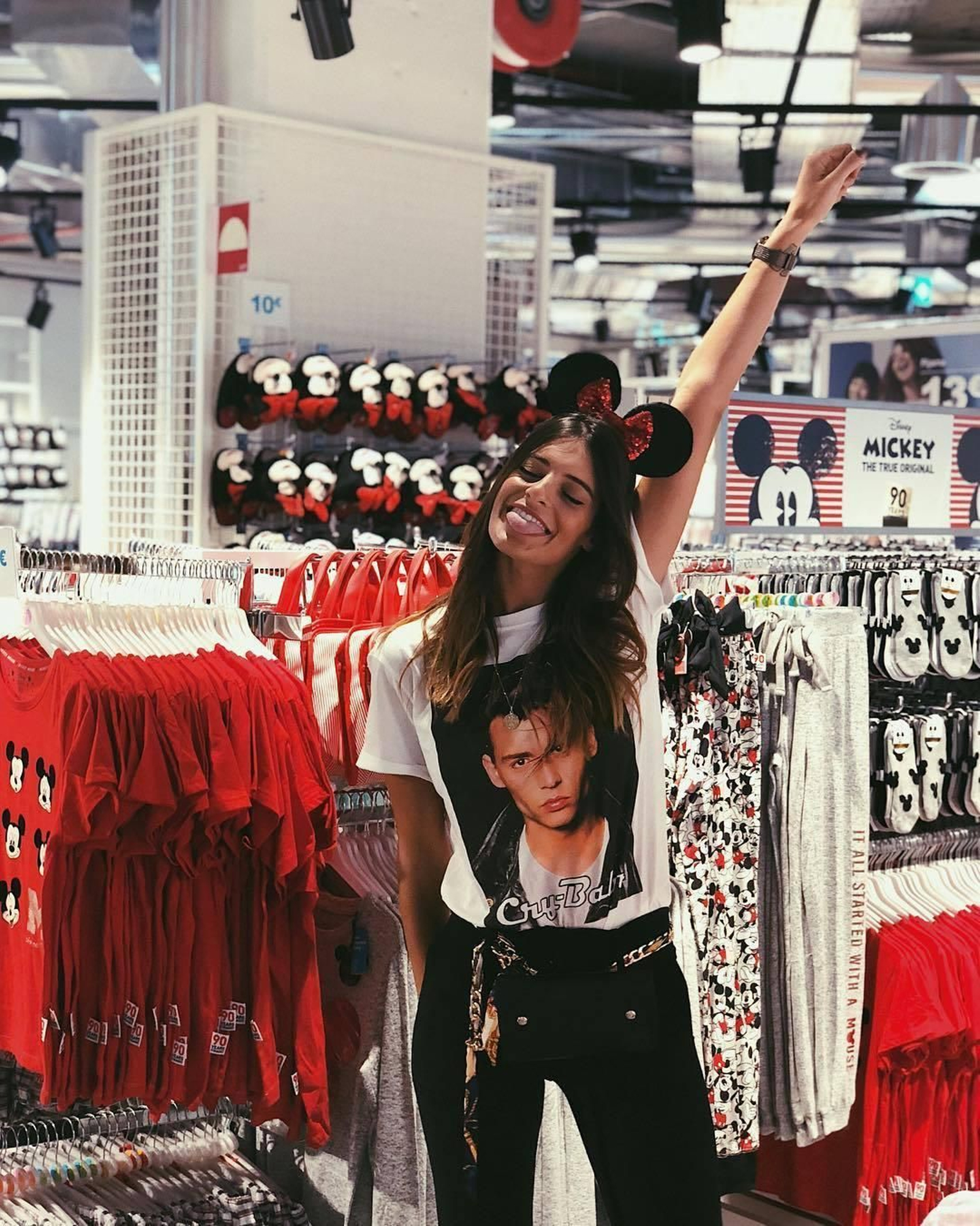 Susana Molina, ganadora de GH14, es una de las influencers más conocidas de Sevilla y posa así de divertida con la colección Disney de Primark