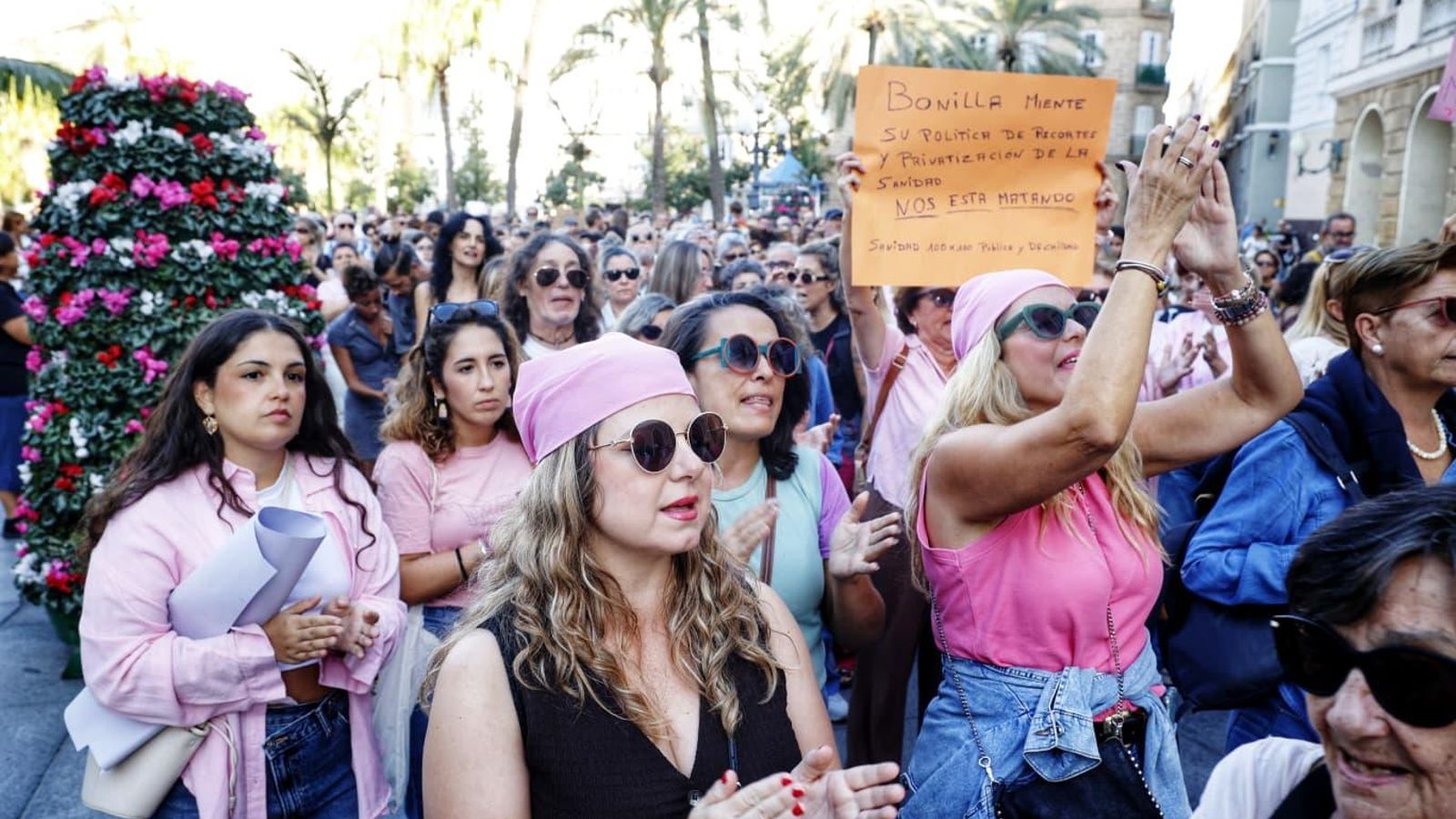 Una imagen de la manifestación de Cádiz en protesta por los errores en el cribado de cáncer de mama.