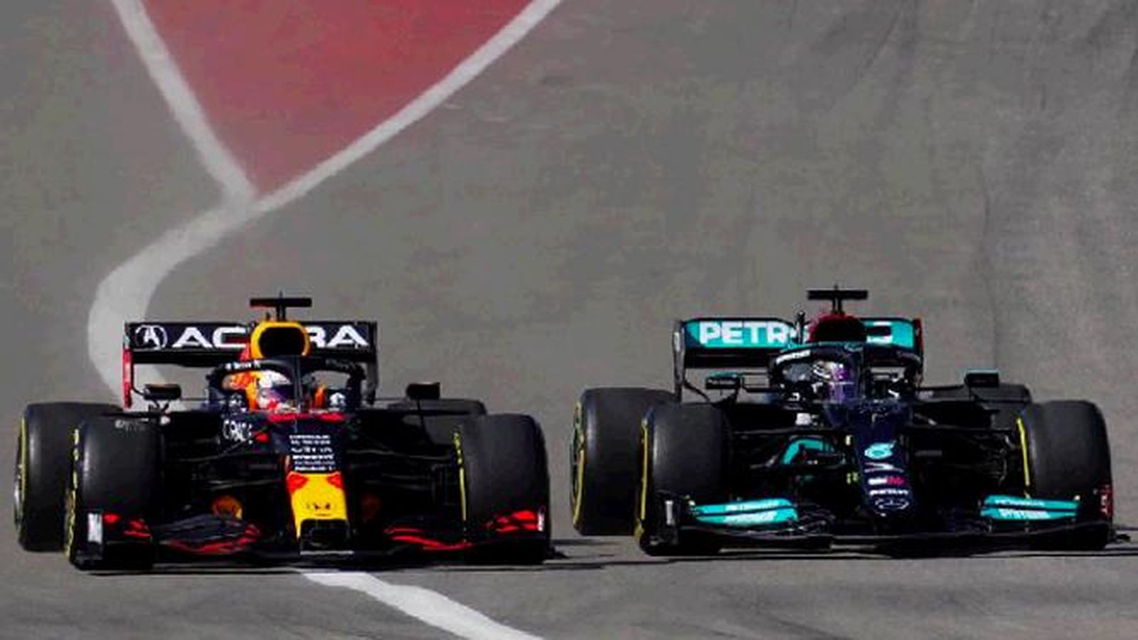 Dos Fórmula Uno, en plena carrera