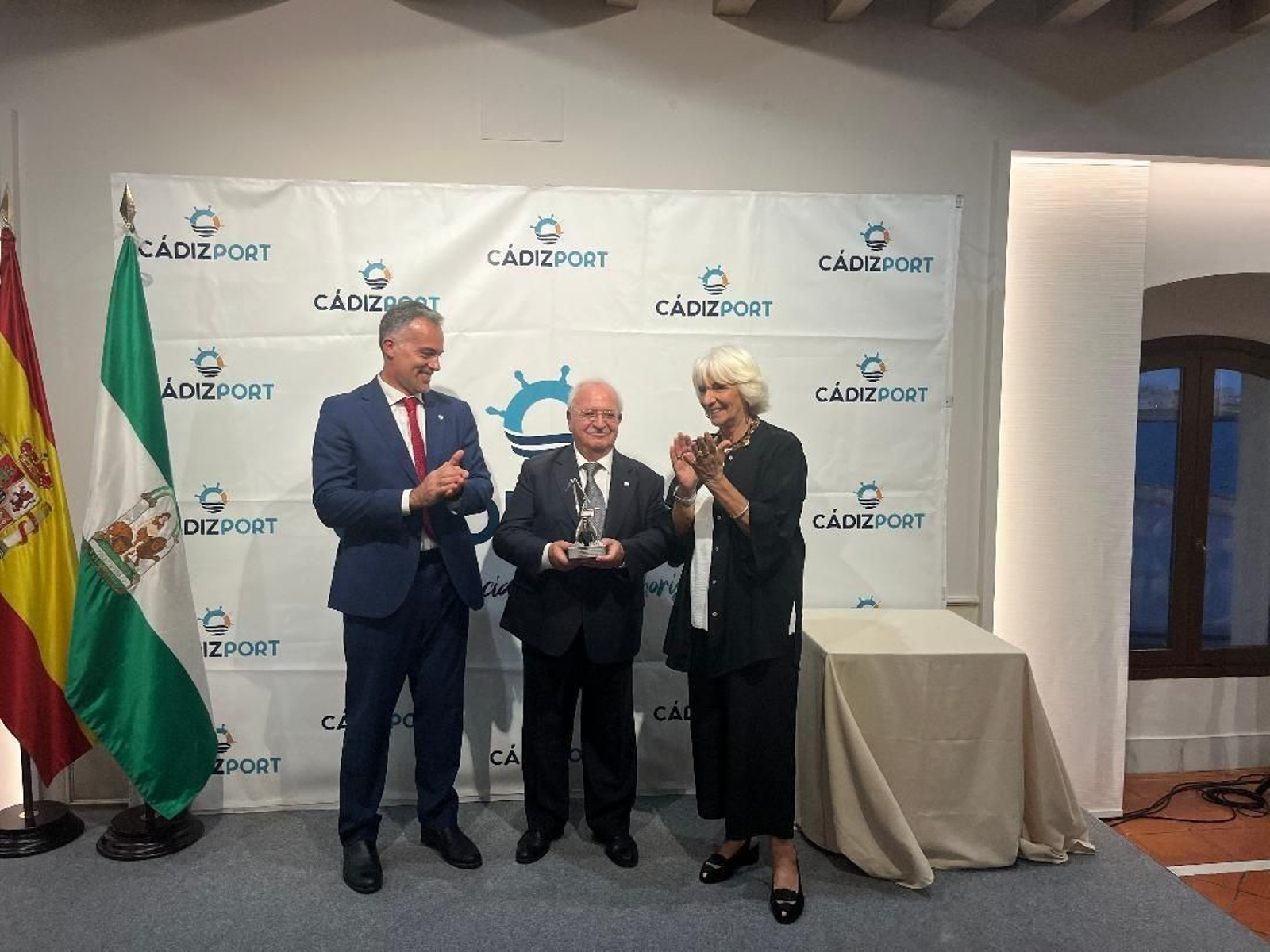 Emilio Medina recibiendo el reconocimiento de la Asociación Cádiz-Port con Daniel Mapcherson Snyder y Teófila Martínez.