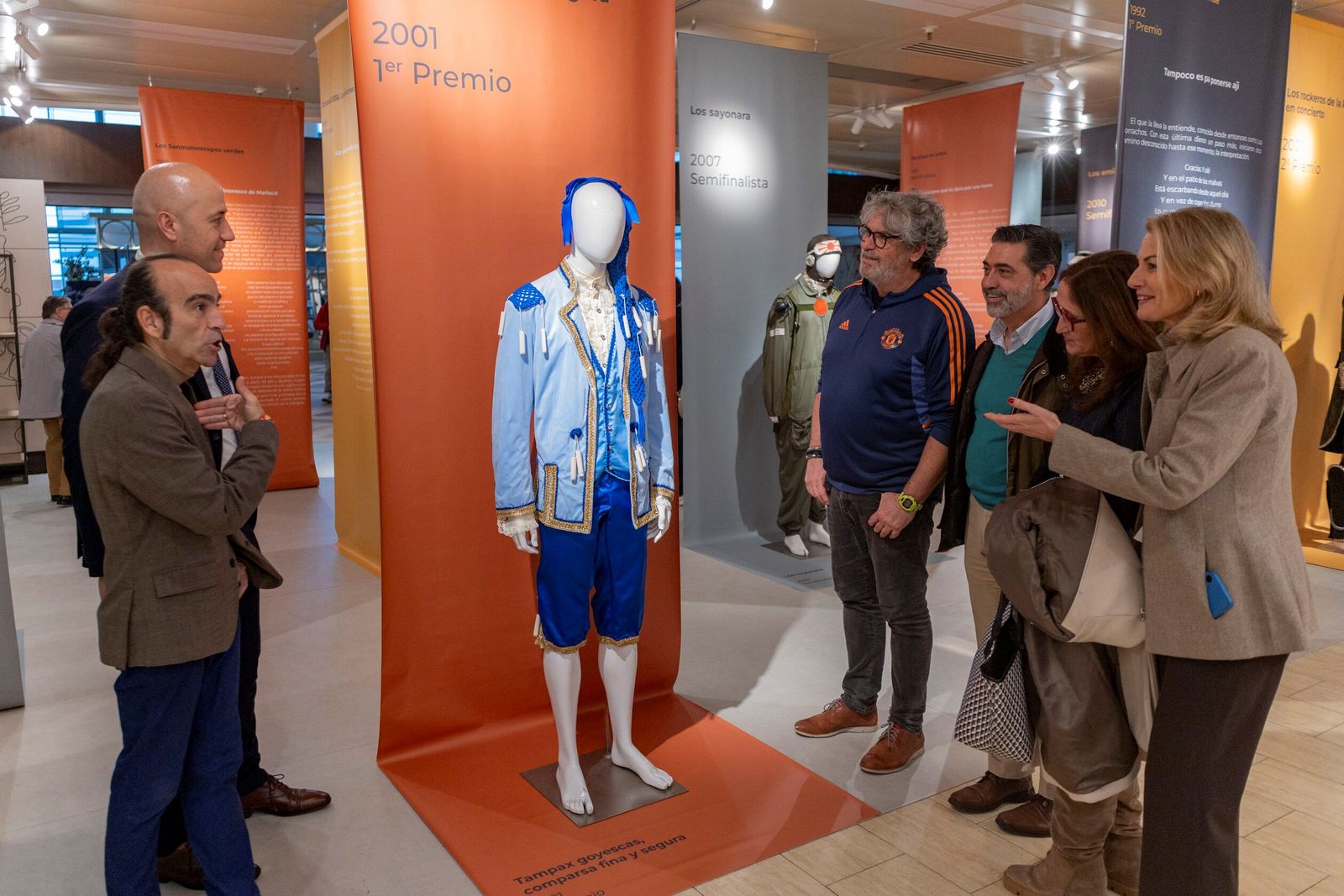 Yuyu y los invitados la inauguración ante el disfraz de la chirigota 'Tampax goyescas...'.