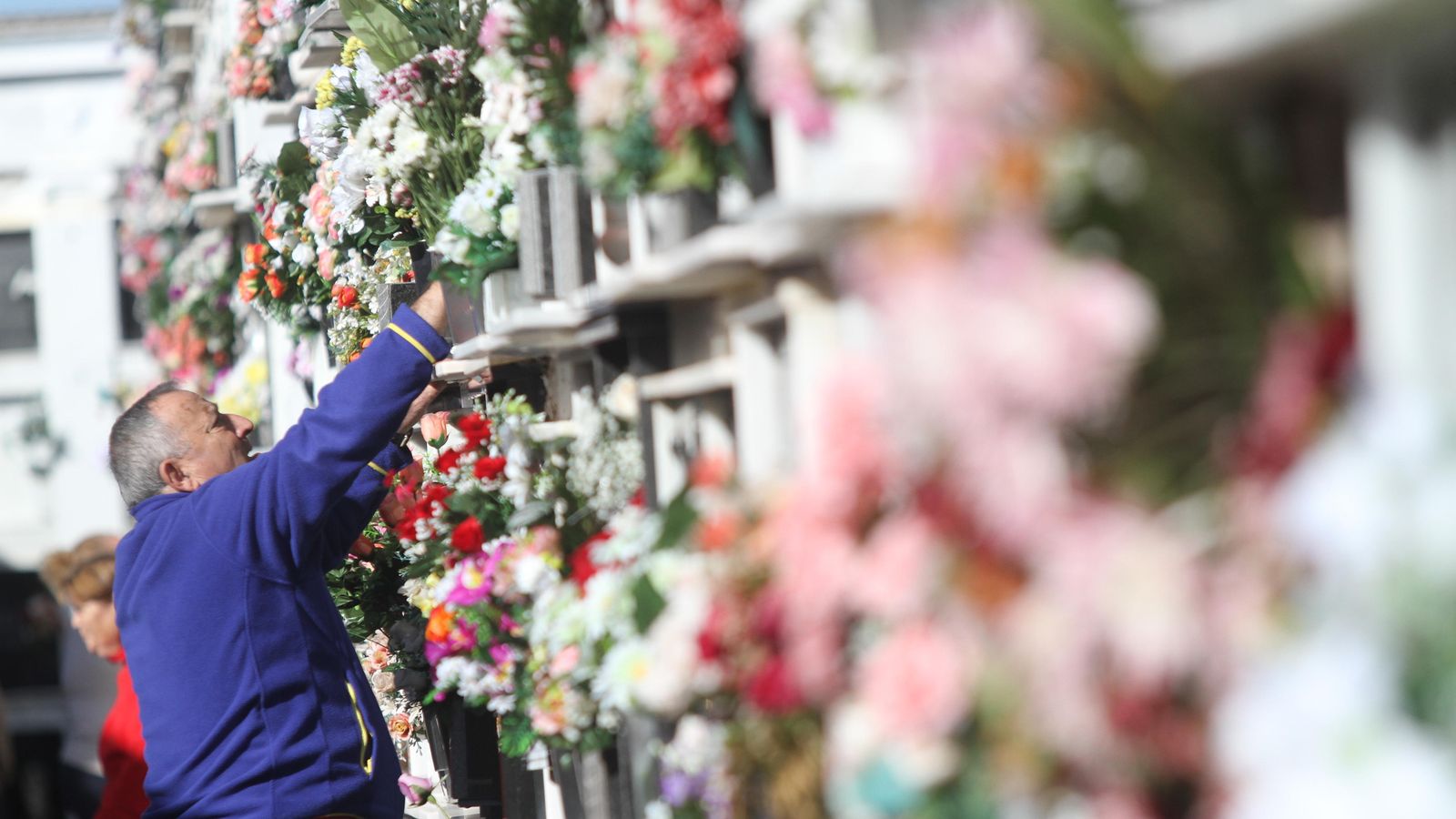 La visita a los cementerios es tradicional estos días en los países de cultura católica.