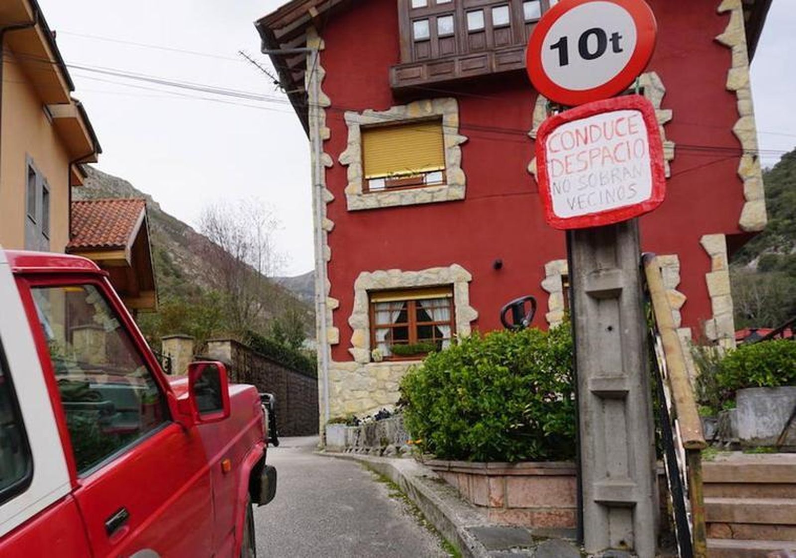 Señal de tráfico colocada por los vecinos en Cabrales (Asturias)