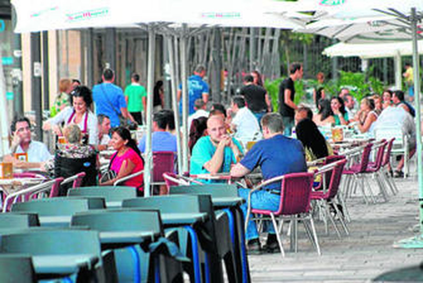 Imagen de un bar de tapas del centro de Algeciras, durante este fin de semana.