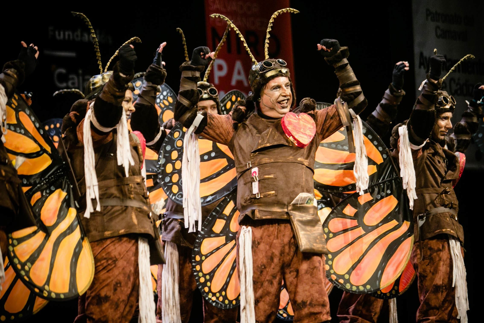 La comparsa de Carmona "El circo de la mariposa" en el escenario del teatro Falla