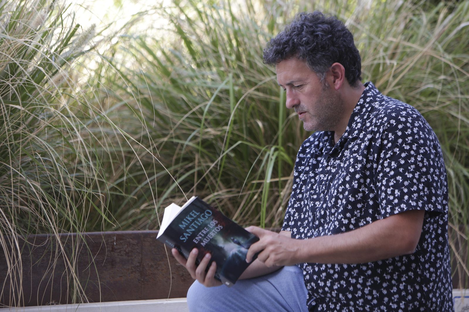 El escritor Mikel Santiago (Portugalete, 1975), fotografiado hace unas semanas en una visita a Andalucía.
