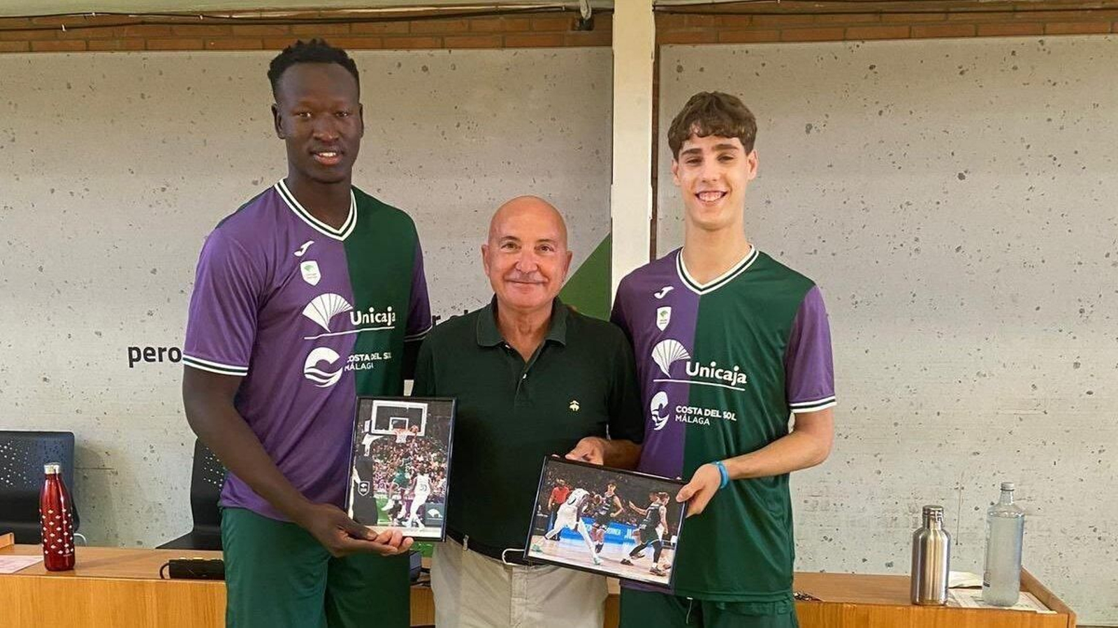 López Nieto obsequia a Baba Badji y a Guille del Pino por su debut