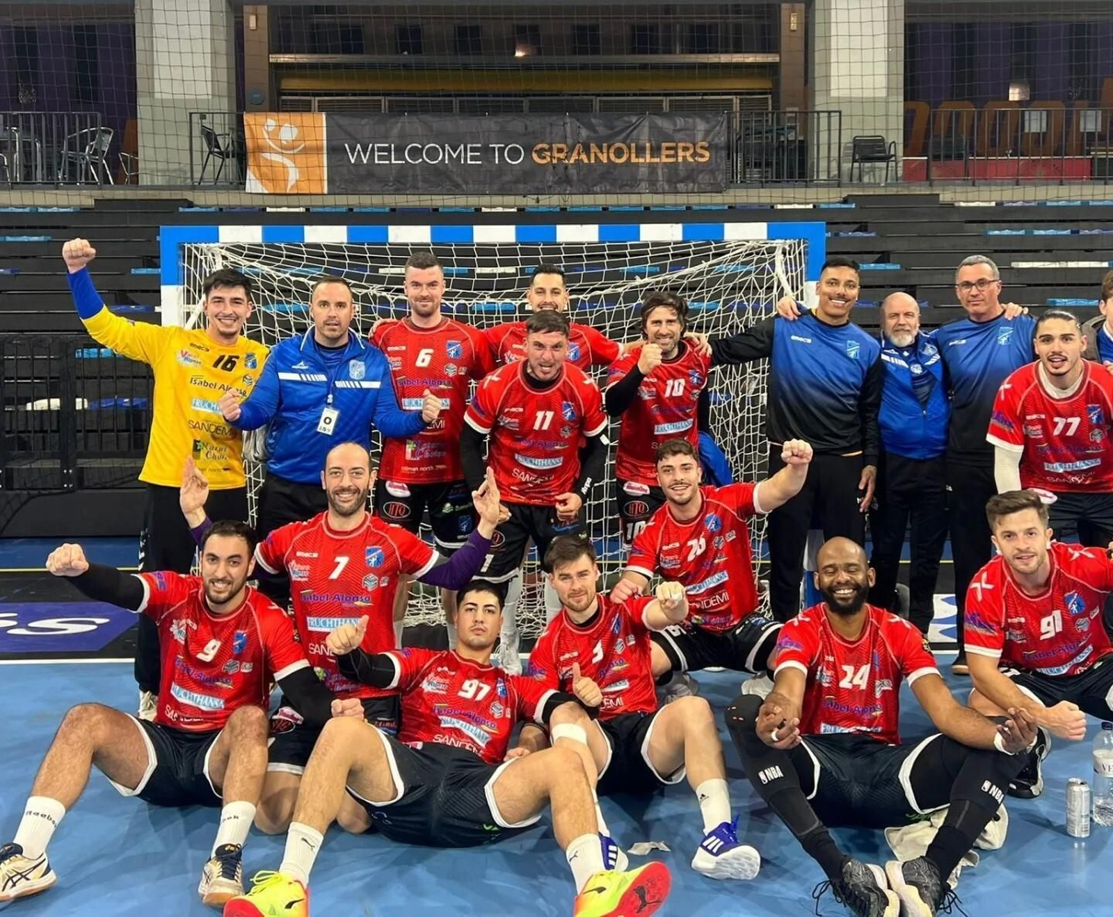 Los jugadores del conjunto canterano-sureño celebran su victoria ante el filial del BM Granollers.