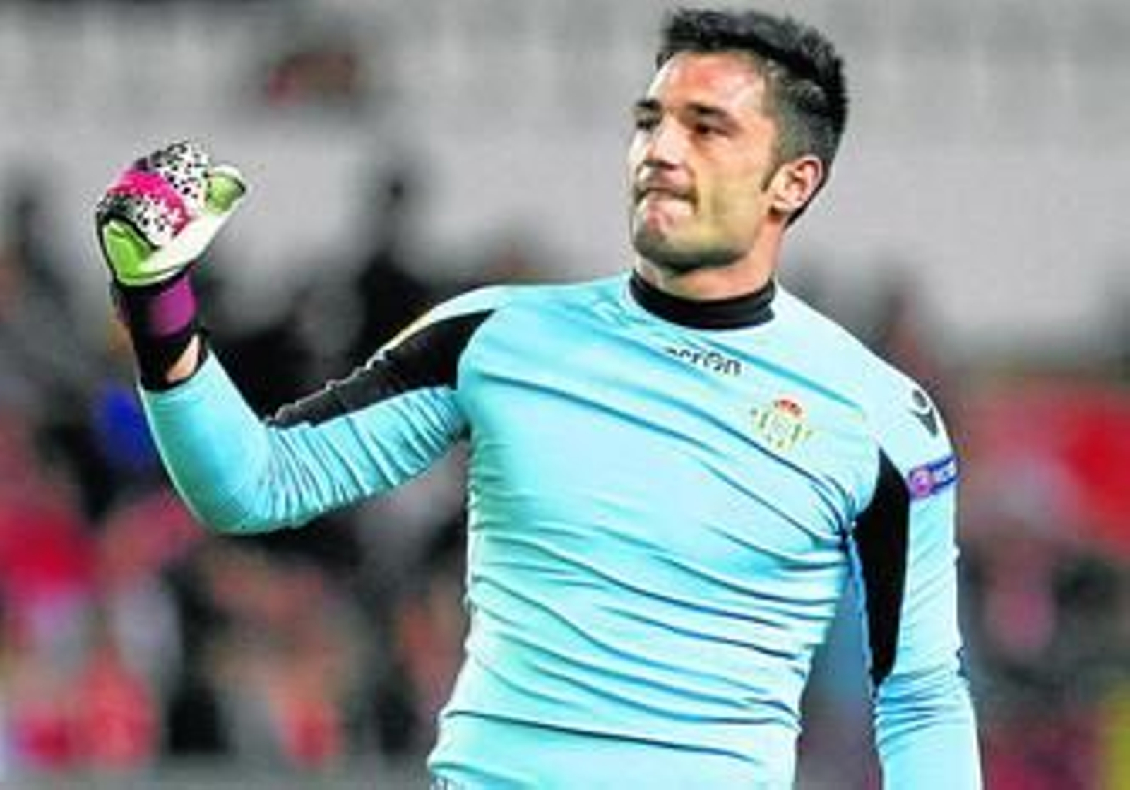 Adán celebra el triunfo del Betis en Nervión, en la ida de los octavos de final de la Liga Europa de la temporada 2013-14.