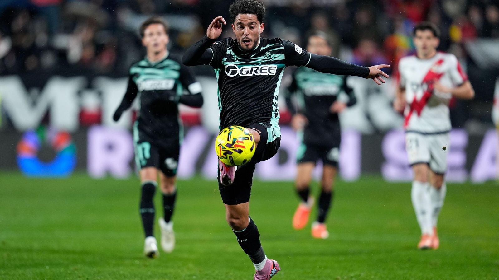 Pablo Fornals intenta conducir un balón con ímpetu en Vallecas.