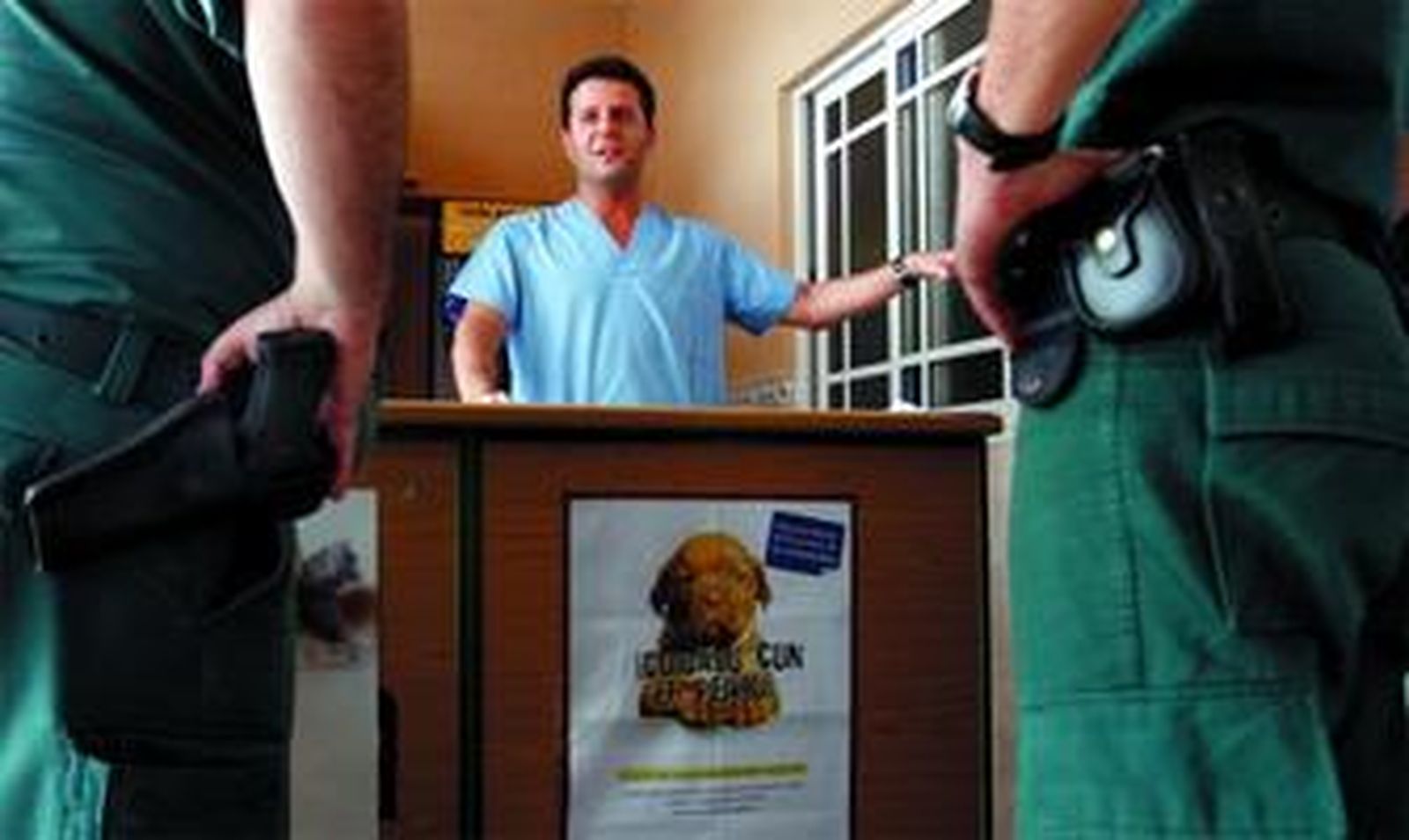 1. Dos agentes del Seprona comprueban que los envases de aceite usados de un taller mecánico de Alhaurín de la Torre están convenientemente almacenados en un contenedor especial. 2. El dueño de una clínica veterinaria de la capital habla con los guardias civiles durante una inspección de su establecimiento. 3. Un agente mira el recipiente donde se almacenan los líquidos usados en una tintorería de Campanillas.