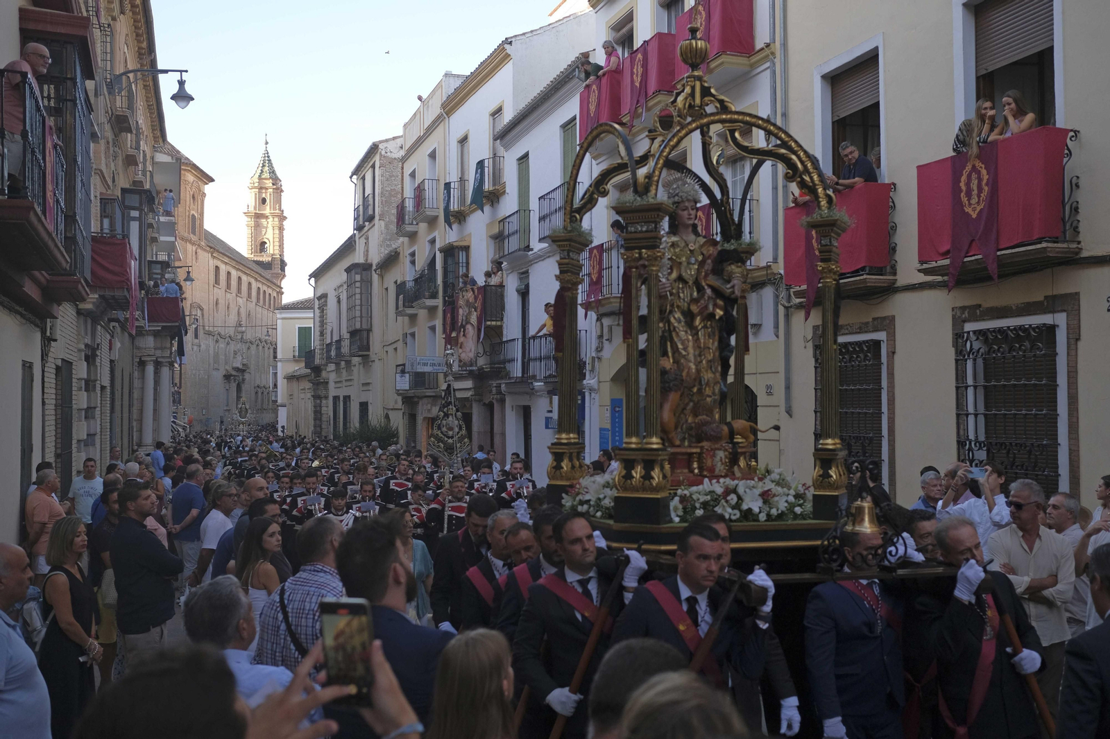 Santa Eufemia y la Virgen del Carmen a su paso por la calle Lucena.