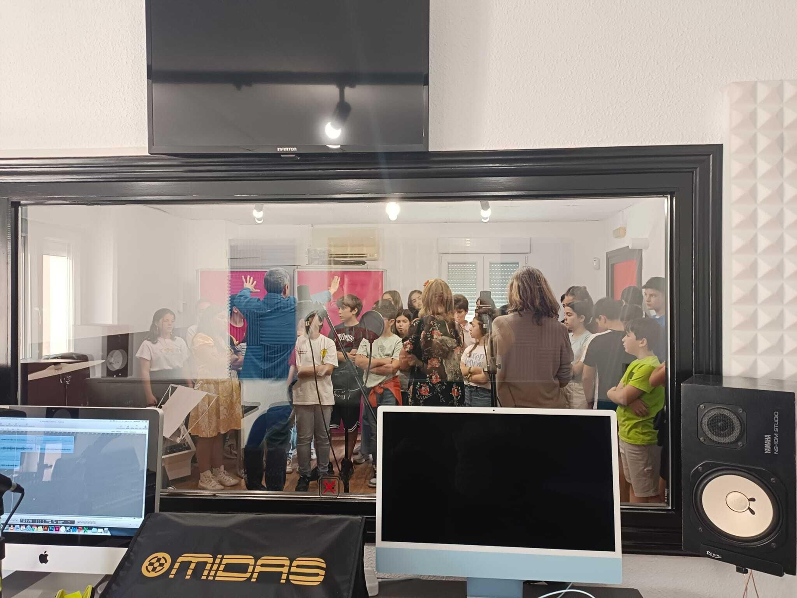 Los alumnos se divirtieron mientras aprendían sobre compositoras históricas. Los alumnos se divirtieron mientras aprendían sobre compositoras históricas.