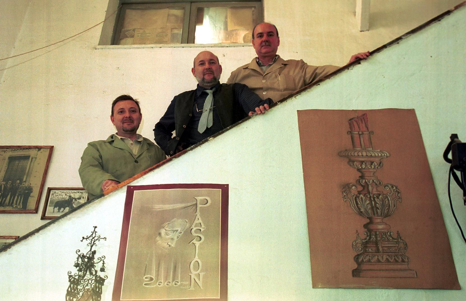 Los hermanos Delgado en la escalera del taller de Goles en 2003.