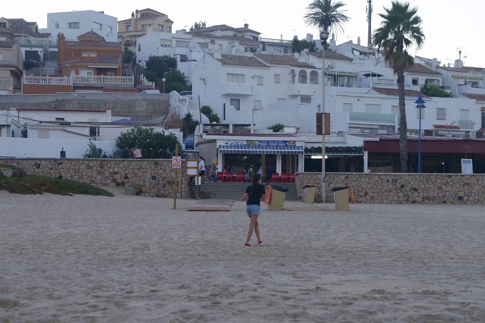 Fotos del cierre de las playas del Campo de Gibraltar por la noche