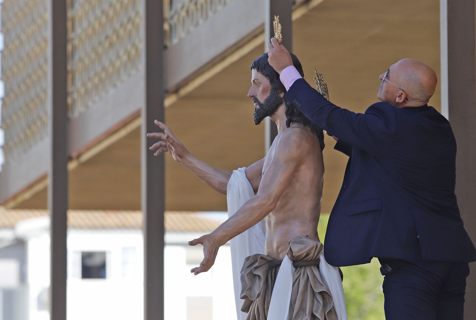 El Resucitado procesiona por el barrio de la Hispanidad de Huelva