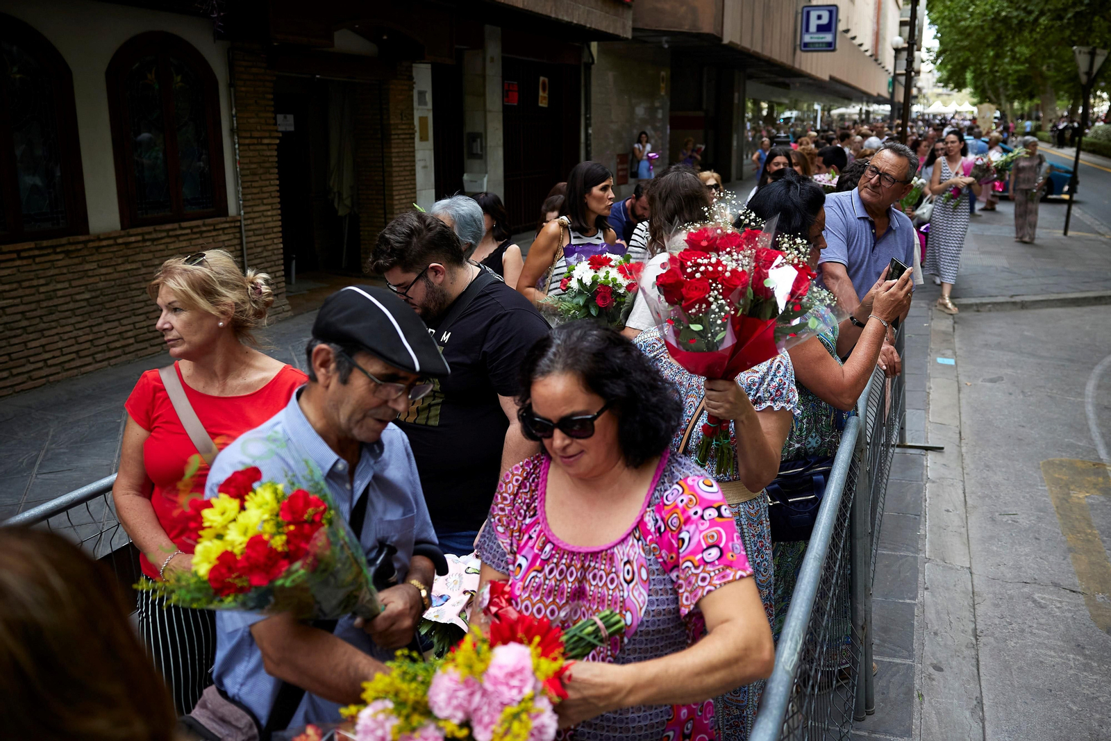 Granada se vuelca con la ofrenda floral en la Basílica de la Virgen de las Angustias