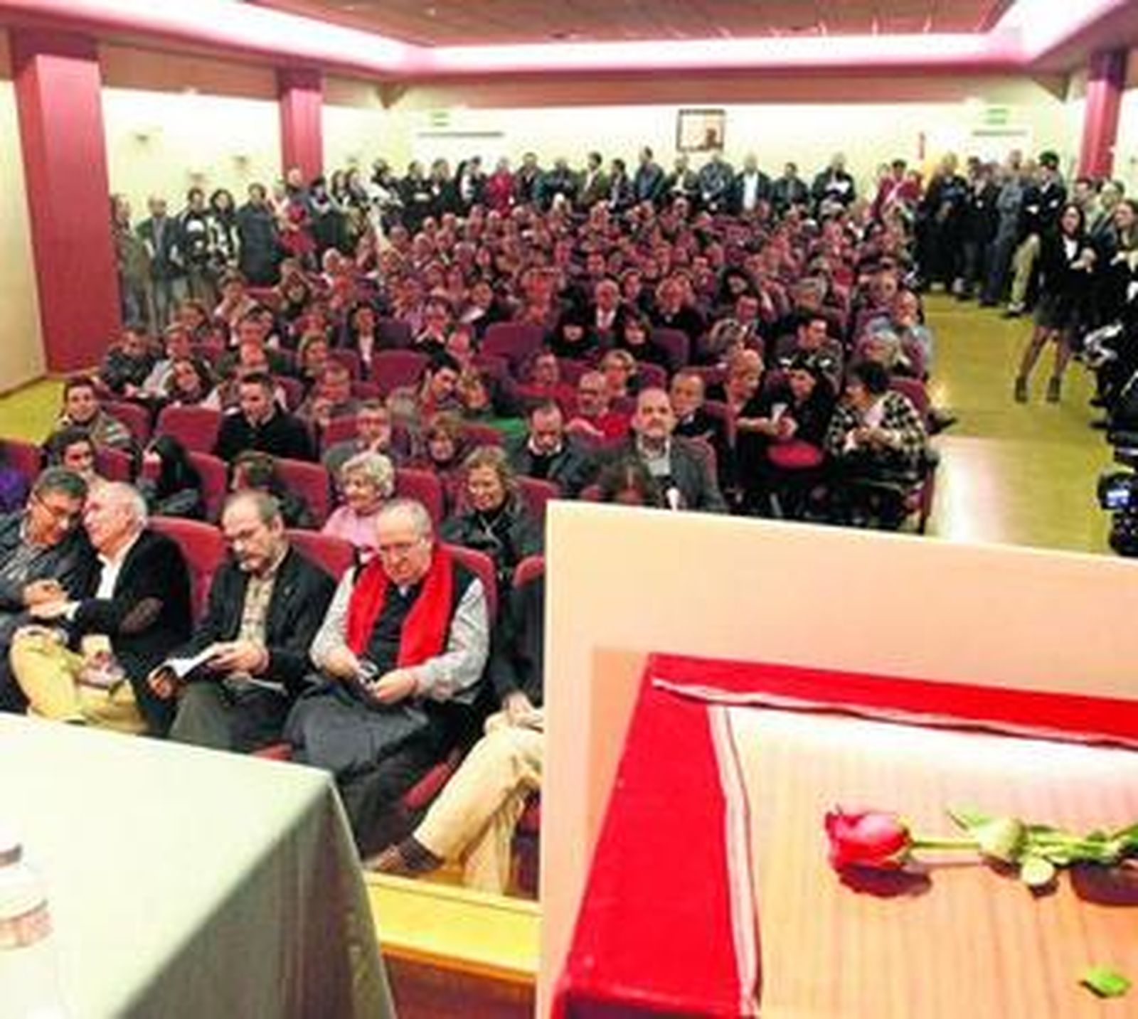 Aspecto que presentaba el salón de actos de la ONCE en el inicio de la asamblea del PSOE.