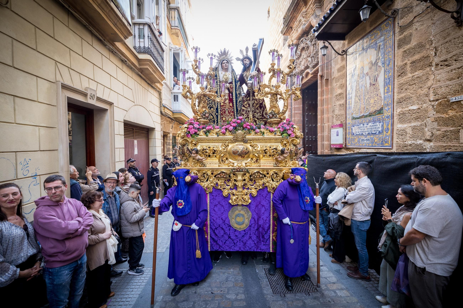 Imágenes de la salida de Afligidos en la Semana Santa de Cádiz 2025