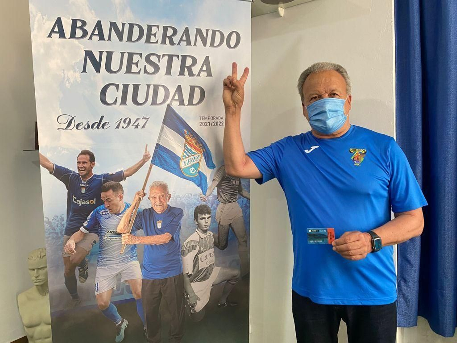 Pedro Pacheco hace el signo de la victoria en la sede del Xerez CD en La Granja.