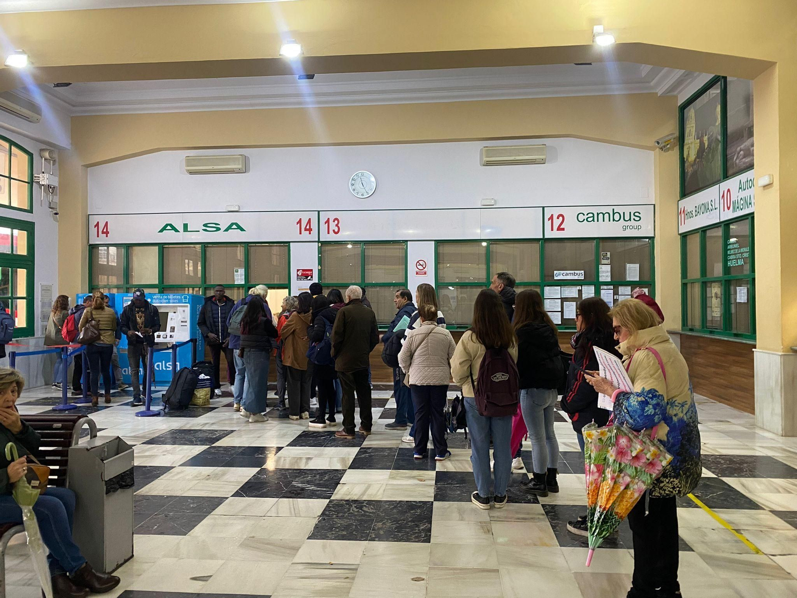 Colas de usuarios para solicitar información sobre la huelga.