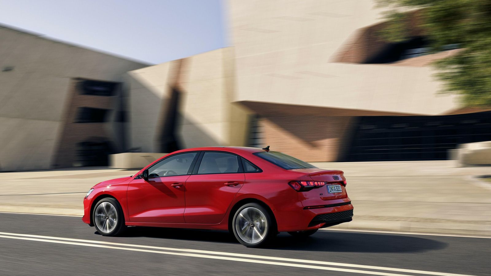 Por ahora, se pone a la venta el A3 con dos motores de 150 CV, uno de gasolina microhibridado y un Diesel. El sobreprecio de la versión de cuatro puertas respecto a la Sportback es de 930 euros.