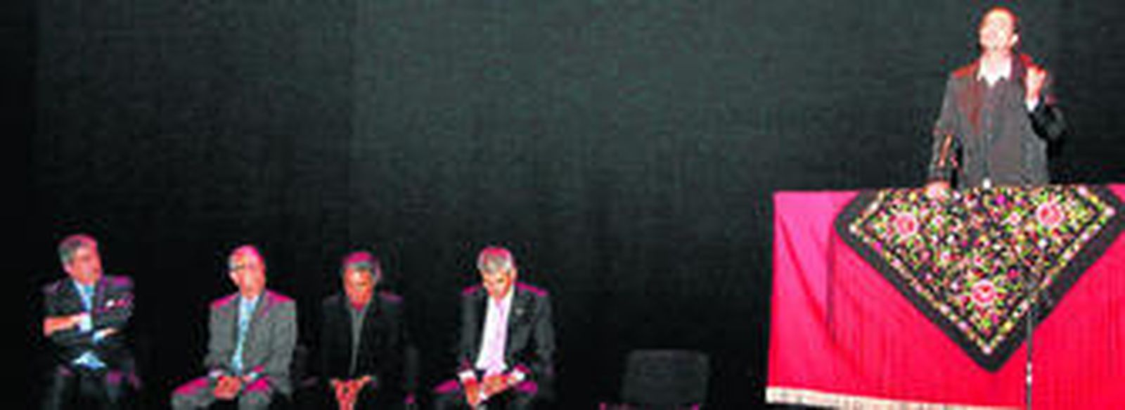 Los protagonistas de la exaltación, durante el acto, al que acudió numeroso público de la localidad costera.