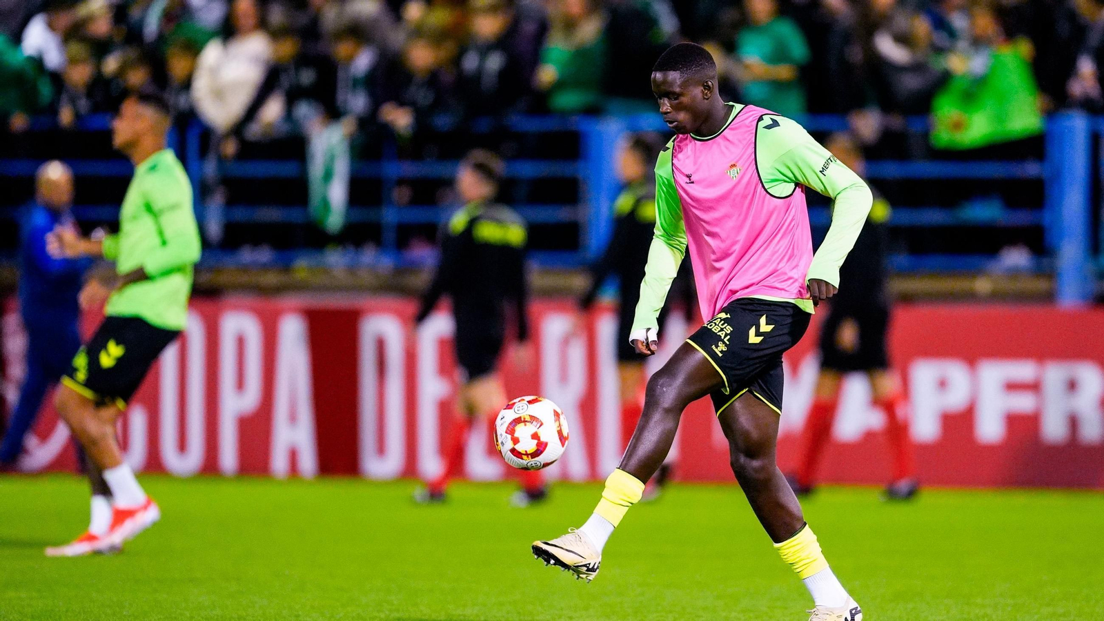 Nobel Mendy calienta en el duelo de la Copa del Rey del Betis