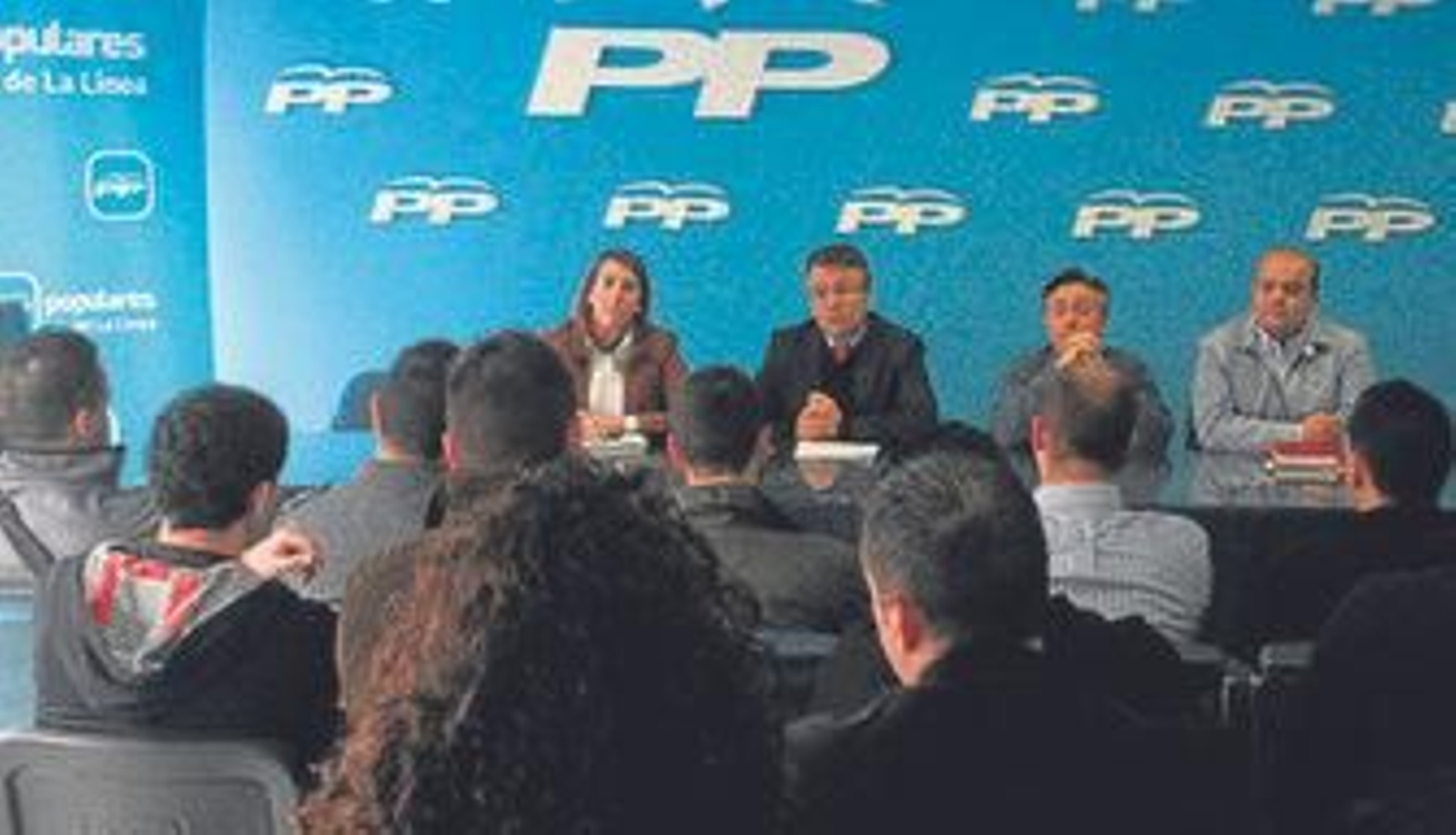 Instantánea de la reunión que auxiliares de la Policía Local mantuvieron ayer con responsables del PP.