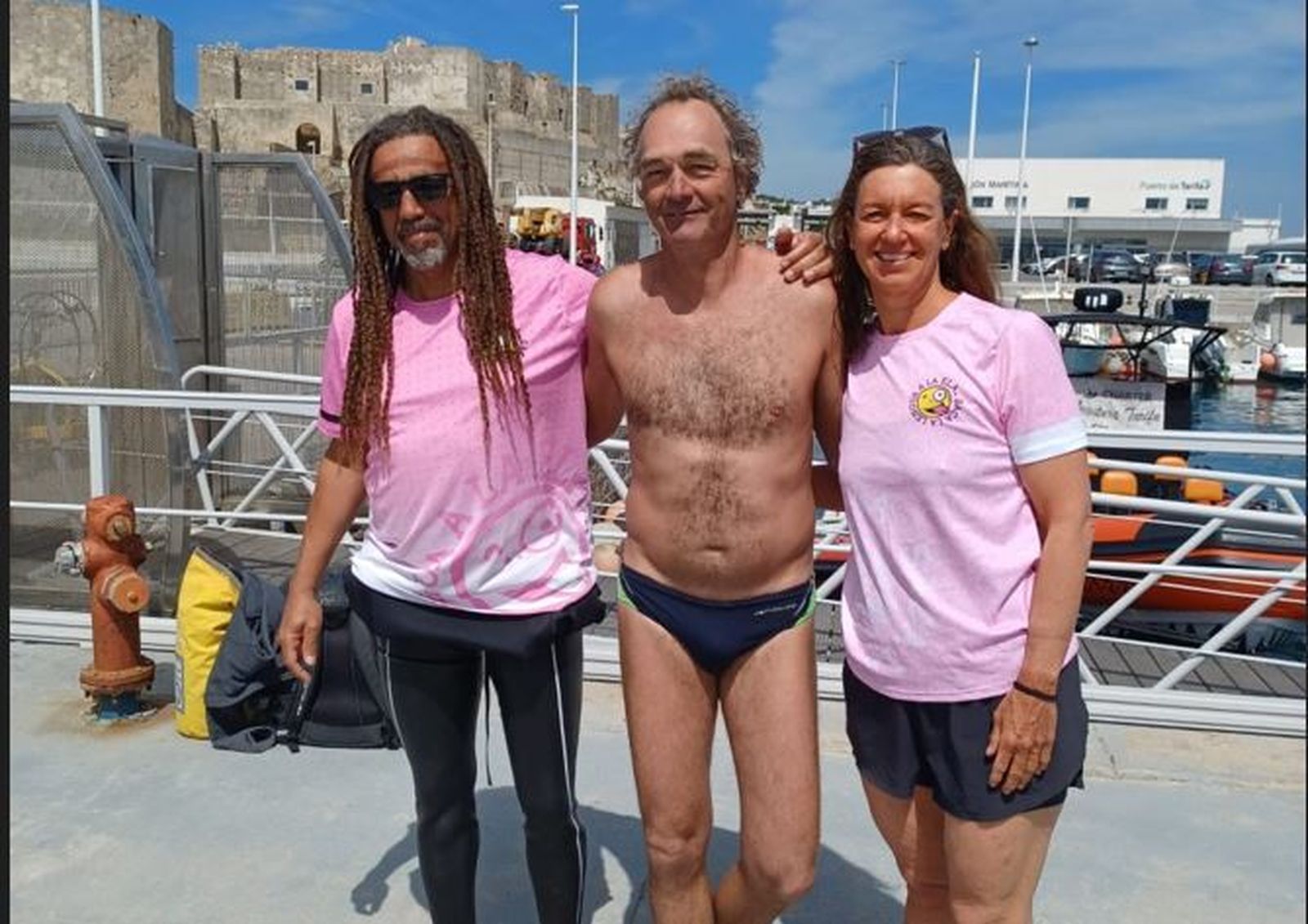 Los tres nadadores, a su regreso a Tarifa