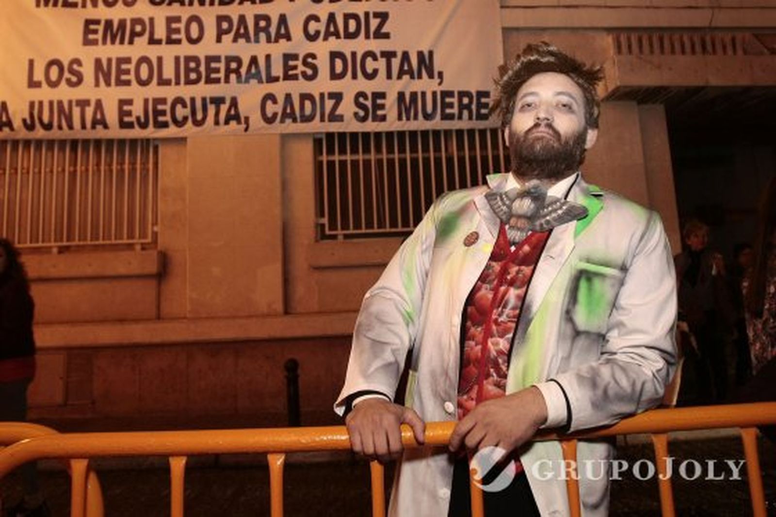 El cuartetero Ángel Gago estuvo en el Falla junto a la comparsa de Juan Fernández.

Foto: Lourdes de Vicente · Fito Carreto