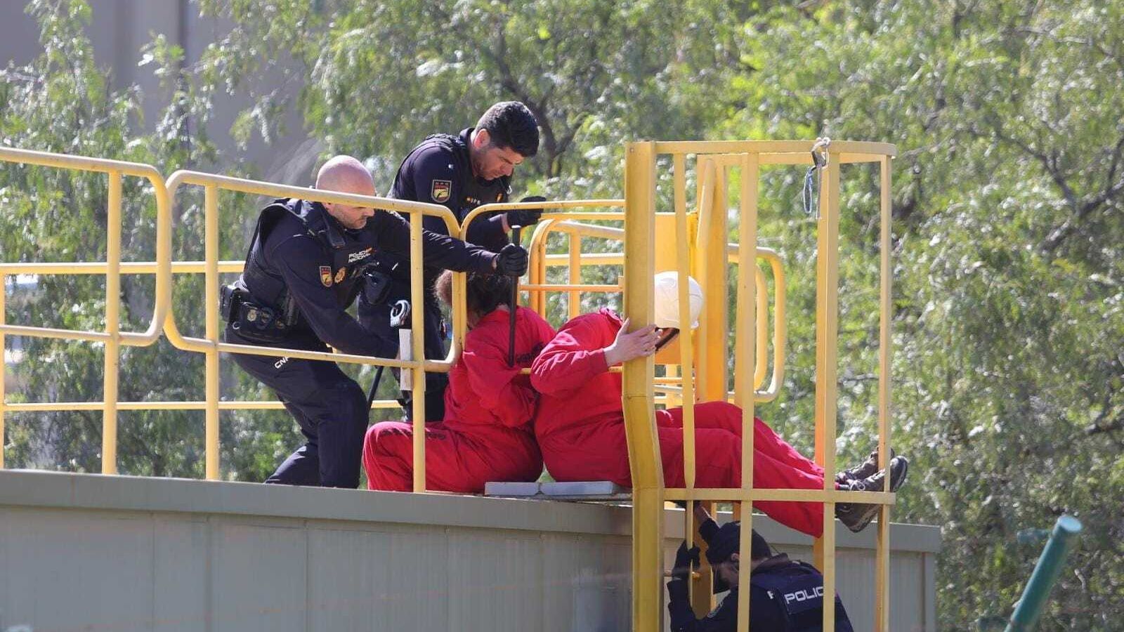 Agentes de Policía y activistas.