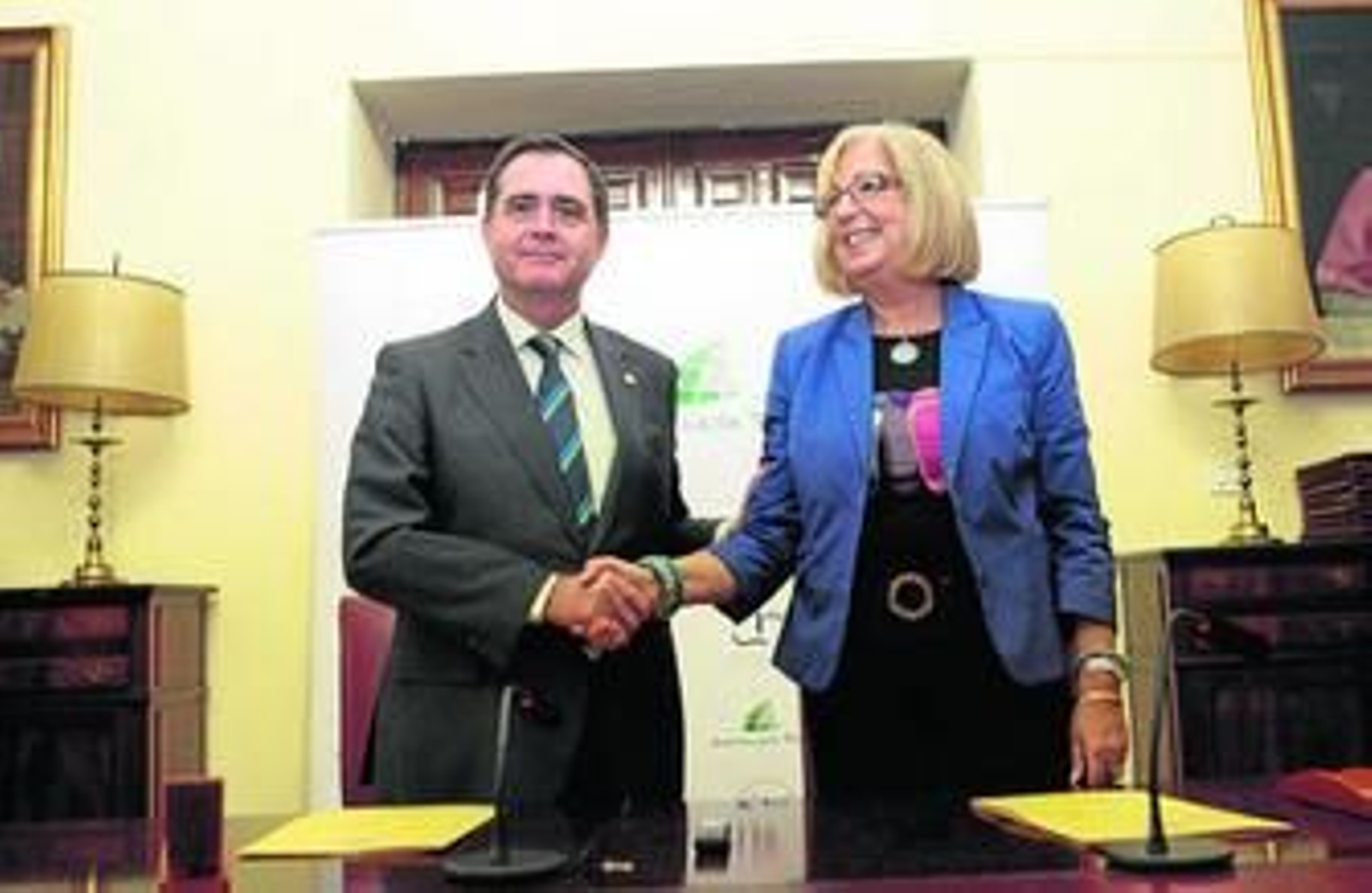 La rectora de la UMA, Adelaida de la Calle, y el rector de la Hispalense, Joaquín Luque, el 25 de octubre de 2010, tras ganar el campus de excelencia.